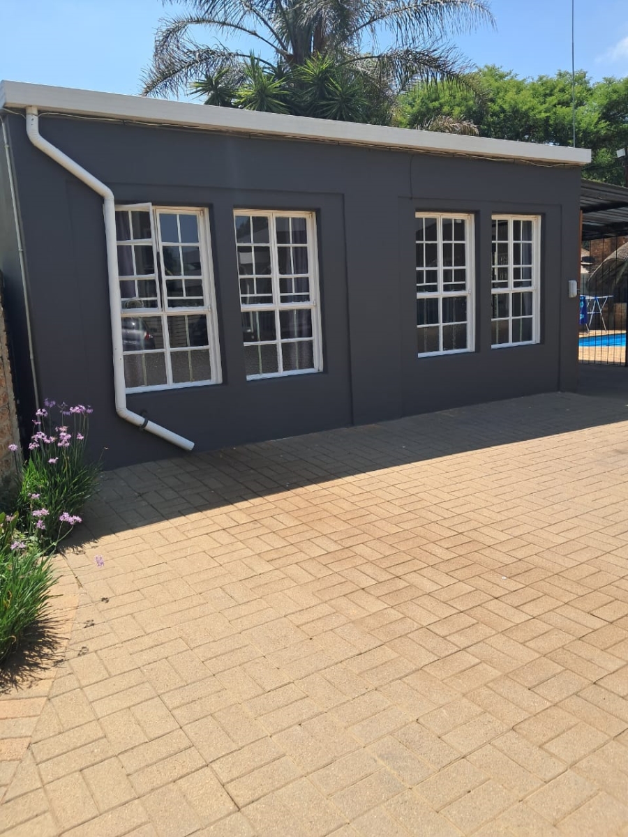 6 Bedroom Property for Sale in Brackendowns Gauteng