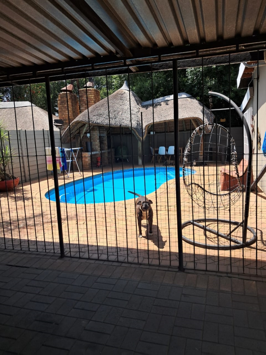 6 Bedroom Property for Sale in Brackendowns Gauteng