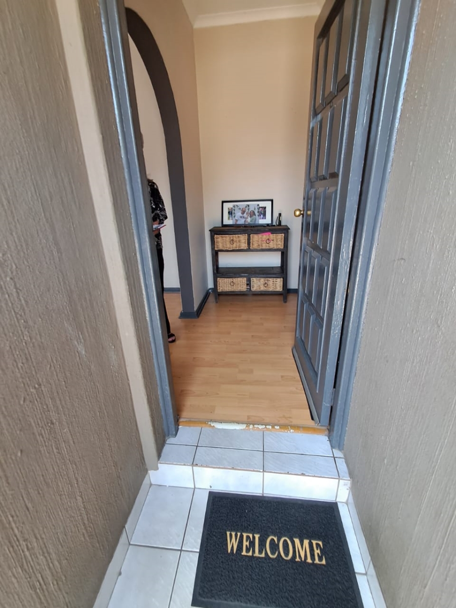 6 Bedroom Property for Sale in Brackendowns Gauteng