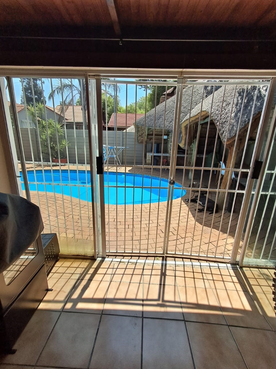 6 Bedroom Property for Sale in Brackendowns Gauteng