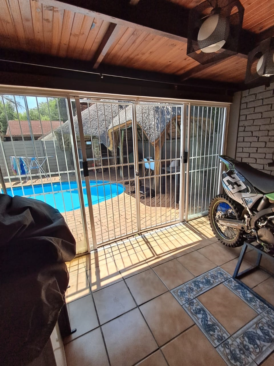 6 Bedroom Property for Sale in Brackendowns Gauteng