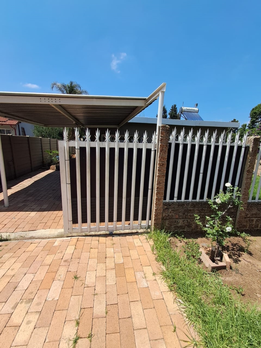 6 Bedroom Property for Sale in Brackendowns Gauteng