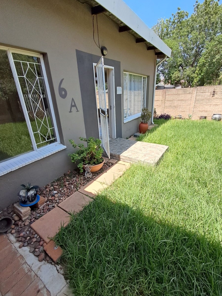 6 Bedroom Property for Sale in Brackendowns Gauteng