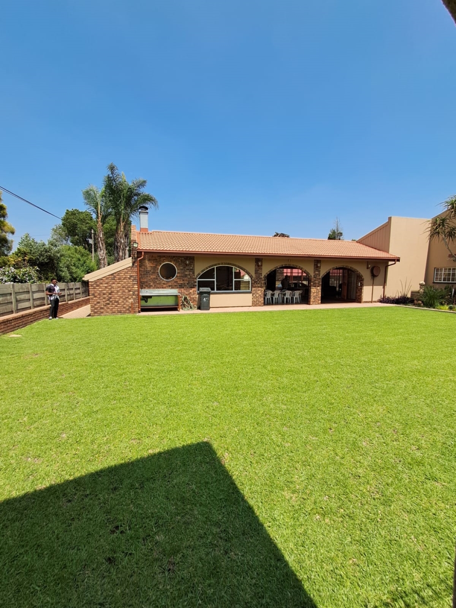 5 Bedroom Property for Sale in Brackenhurst Gauteng