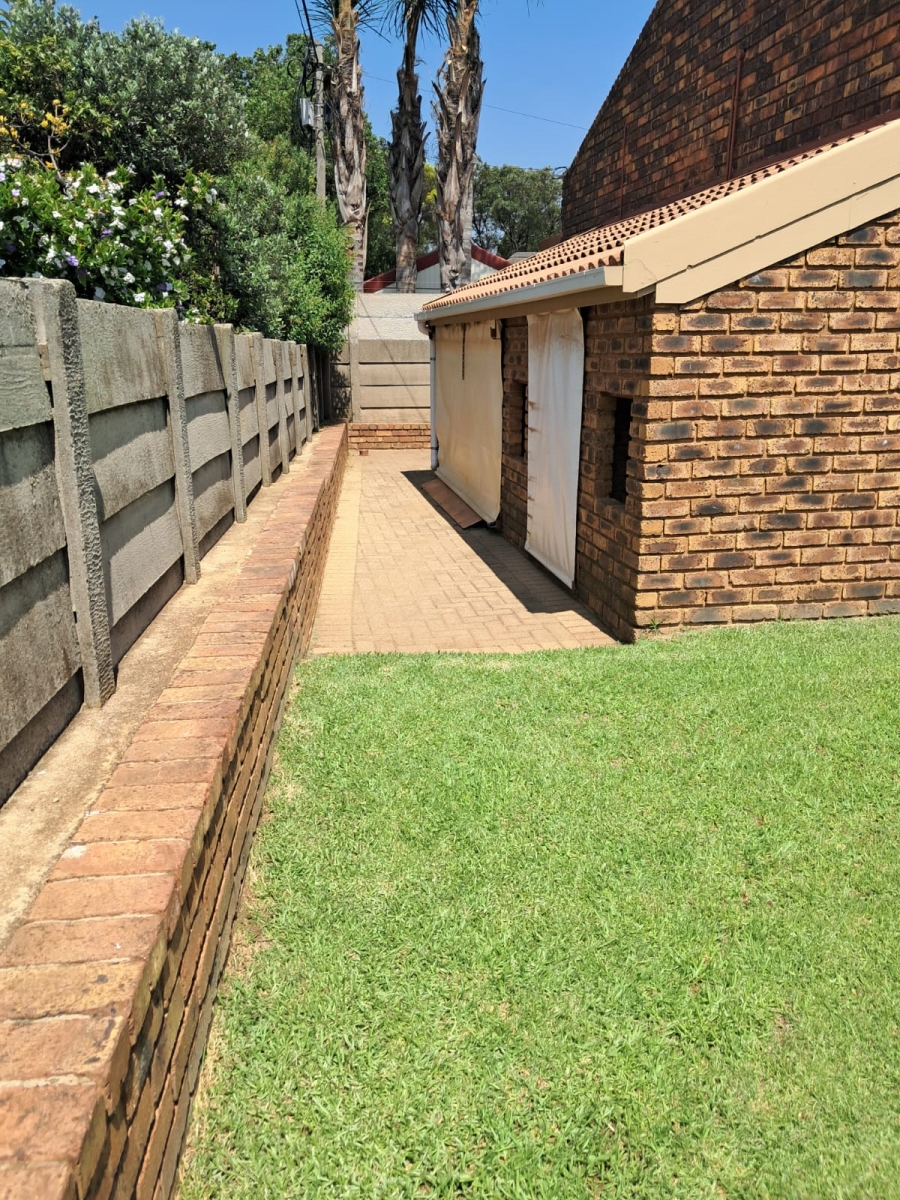 5 Bedroom Property for Sale in Brackenhurst Gauteng