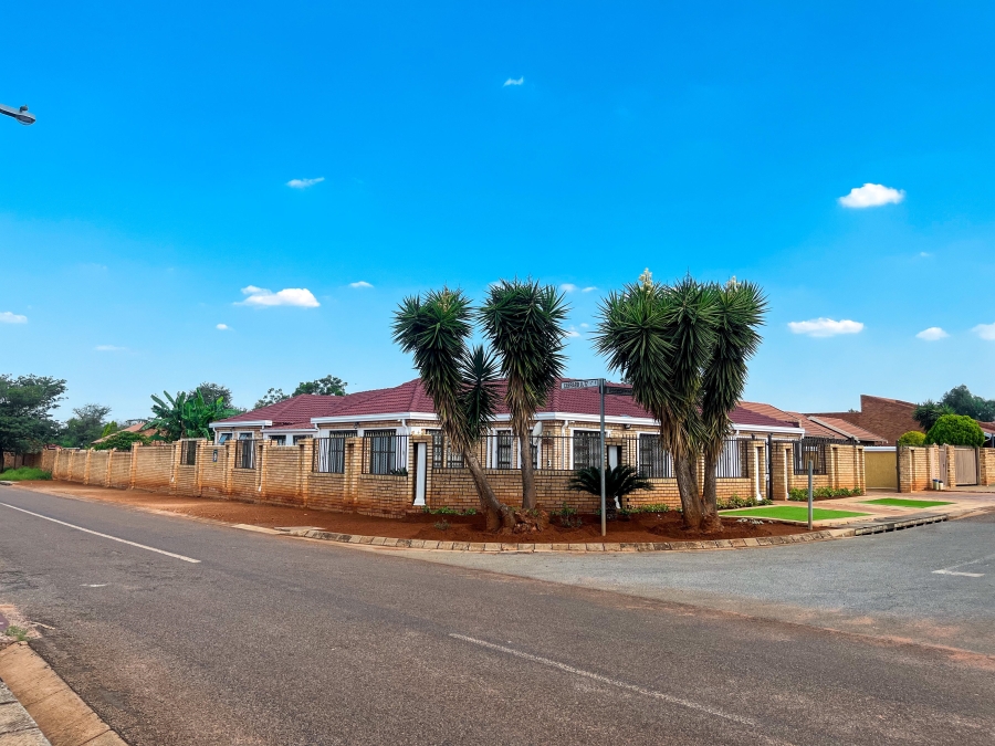 6 Bedroom Property for Sale in The Orchards Gauteng