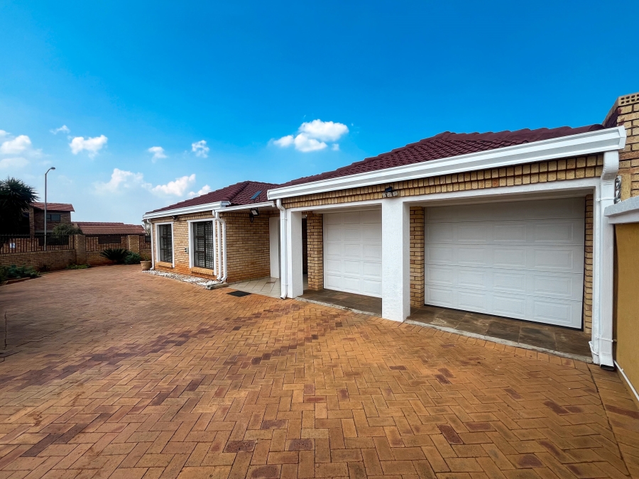 6 Bedroom Property for Sale in The Orchards Gauteng