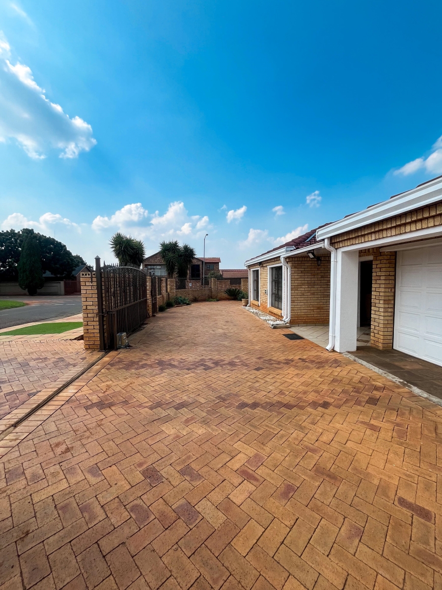 6 Bedroom Property for Sale in The Orchards Gauteng