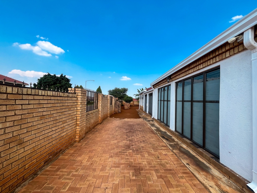 6 Bedroom Property for Sale in The Orchards Gauteng