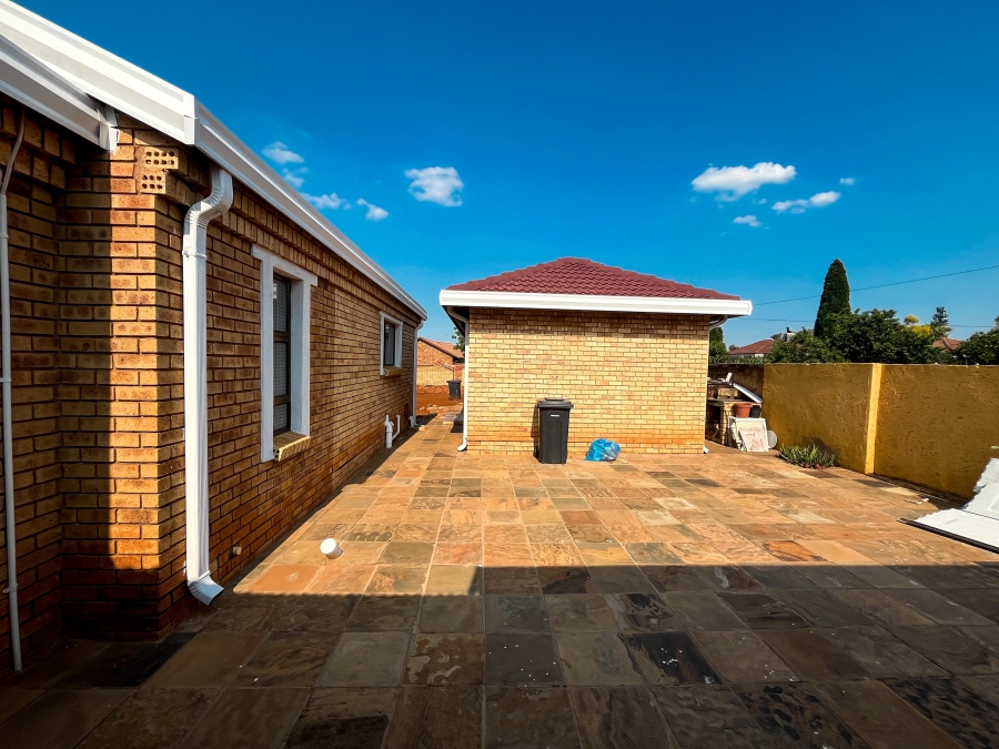 6 Bedroom Property for Sale in The Orchards Gauteng