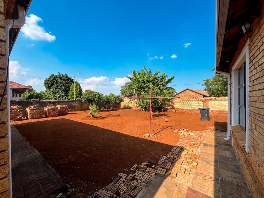 6 Bedroom Property for Sale in The Orchards Gauteng