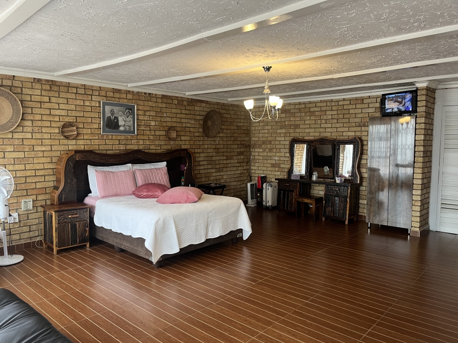 6 Bedroom Property for Sale in The Orchards Gauteng