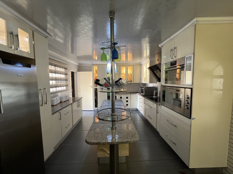 6 Bedroom Property for Sale in The Orchards Gauteng