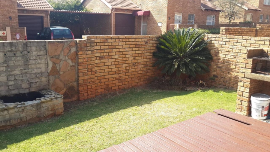 To Let 3 Bedroom Property for Rent in Weltevreden Park Gauteng