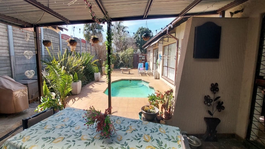 5 Bedroom Property for Sale in Birchleigh Gauteng