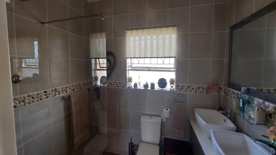 5 Bedroom Property for Sale in Birchleigh Gauteng