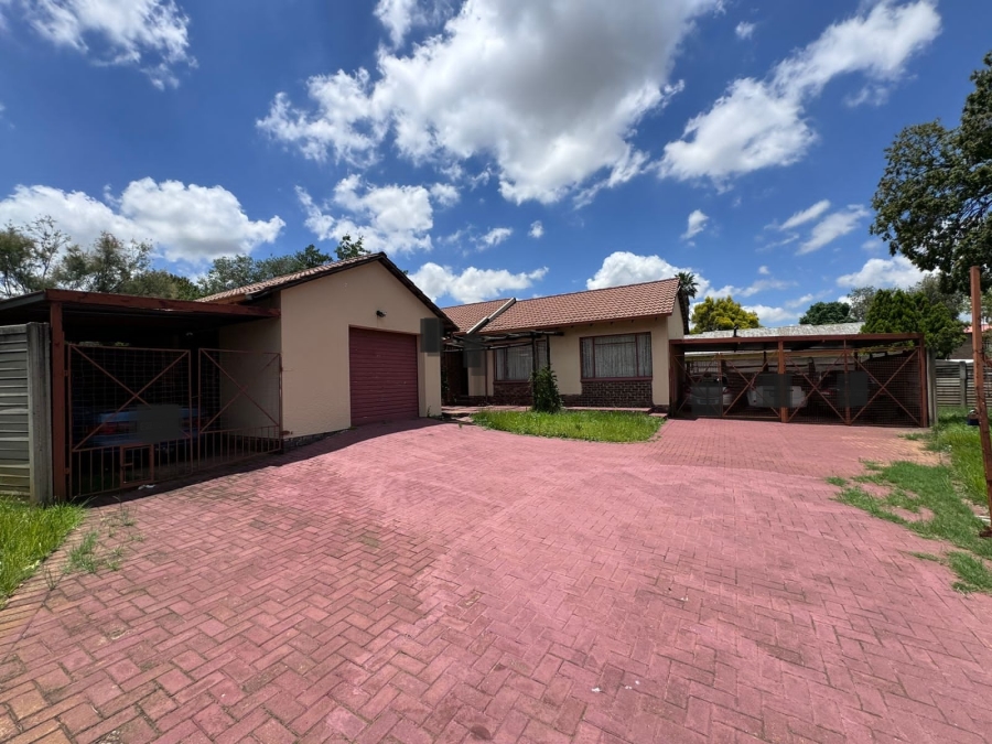 4 Bedroom Property for Sale in Crystal Park Gauteng