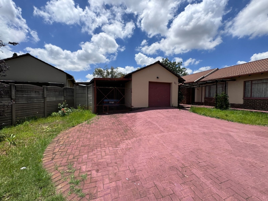 4 Bedroom Property for Sale in Crystal Park Gauteng