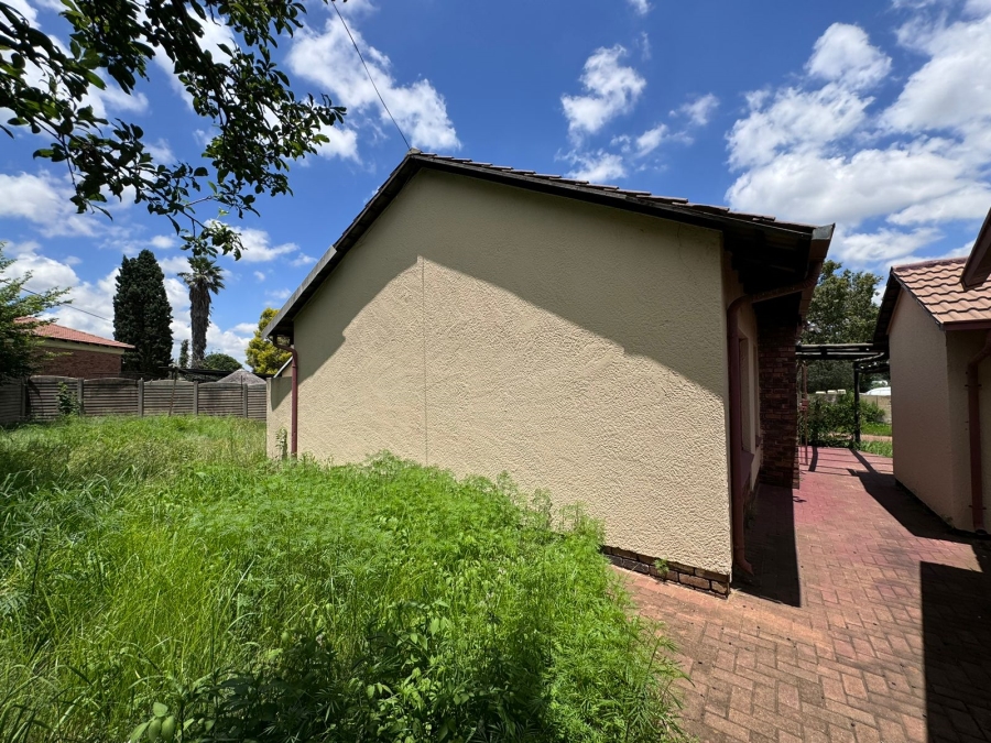 4 Bedroom Property for Sale in Crystal Park Gauteng