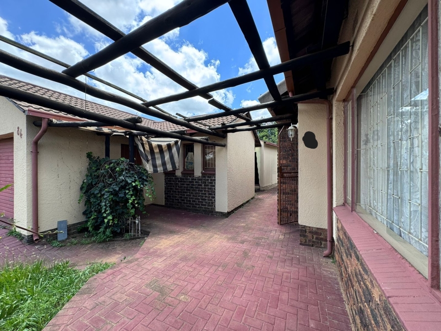 4 Bedroom Property for Sale in Crystal Park Gauteng