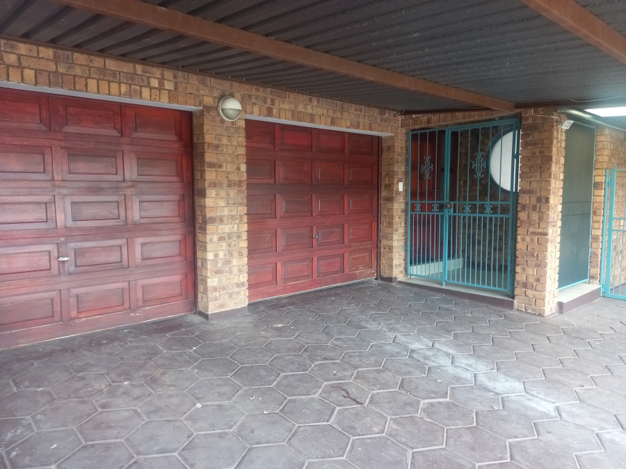 To Let 3 Bedroom Property for Rent in Farrarmere Gauteng