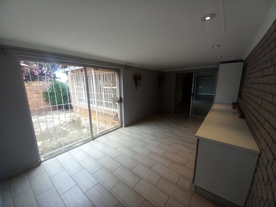 To Let 3 Bedroom Property for Rent in Farrarmere Gauteng