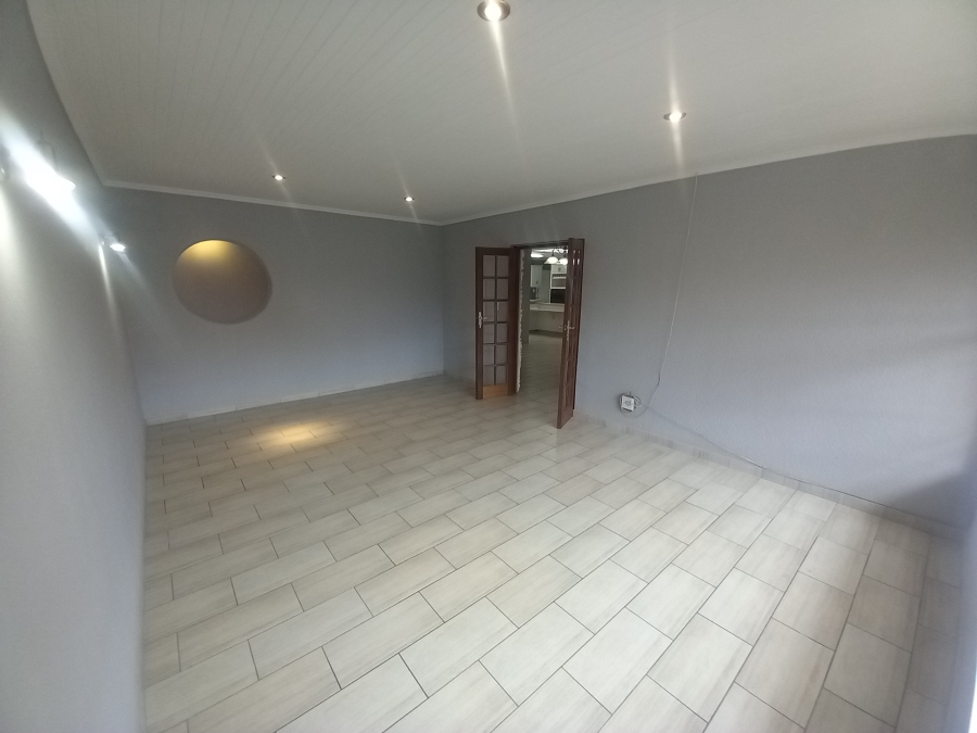 To Let 3 Bedroom Property for Rent in Farrarmere Gauteng