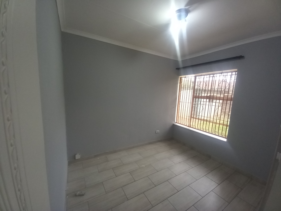 To Let 3 Bedroom Property for Rent in Farrarmere Gauteng