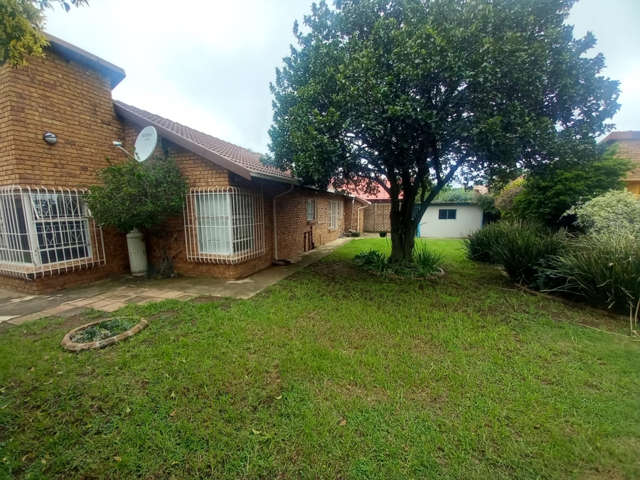 To Let 3 Bedroom Property for Rent in Farrarmere Gauteng