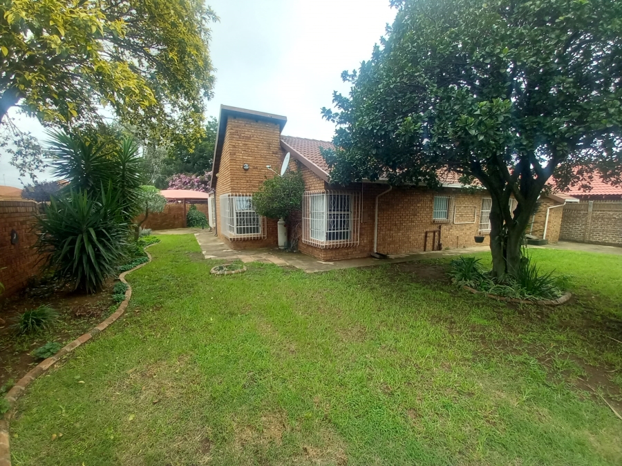 To Let 3 Bedroom Property for Rent in Farrarmere Gauteng