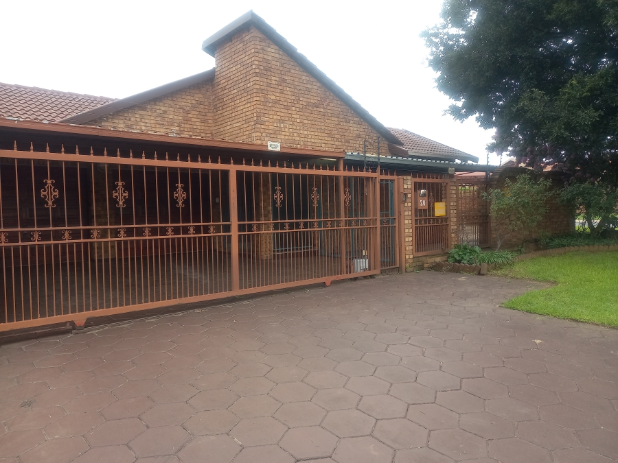 To Let 3 Bedroom Property for Rent in Farrarmere Gauteng