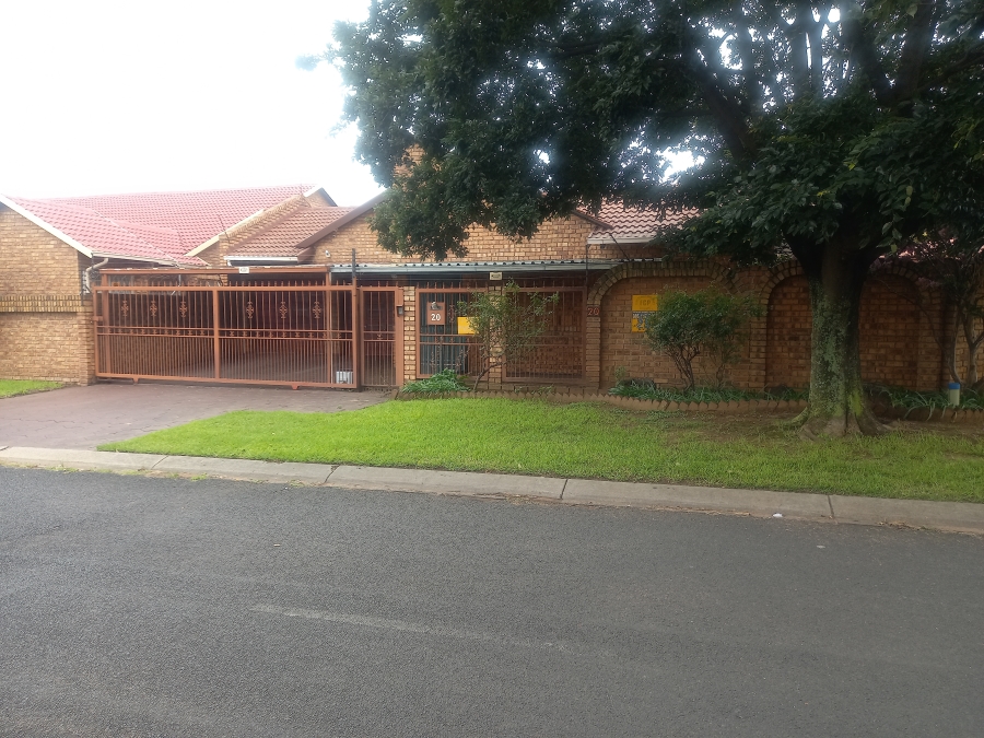 To Let 3 Bedroom Property for Rent in Farrarmere Gauteng