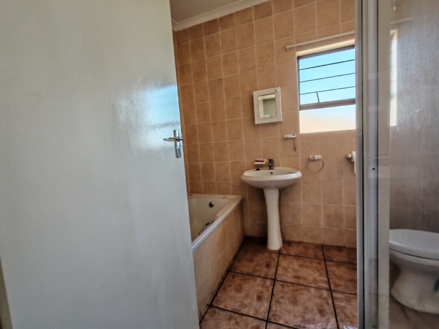 2 Bedroom Property for Sale in Noordheuwel Gauteng