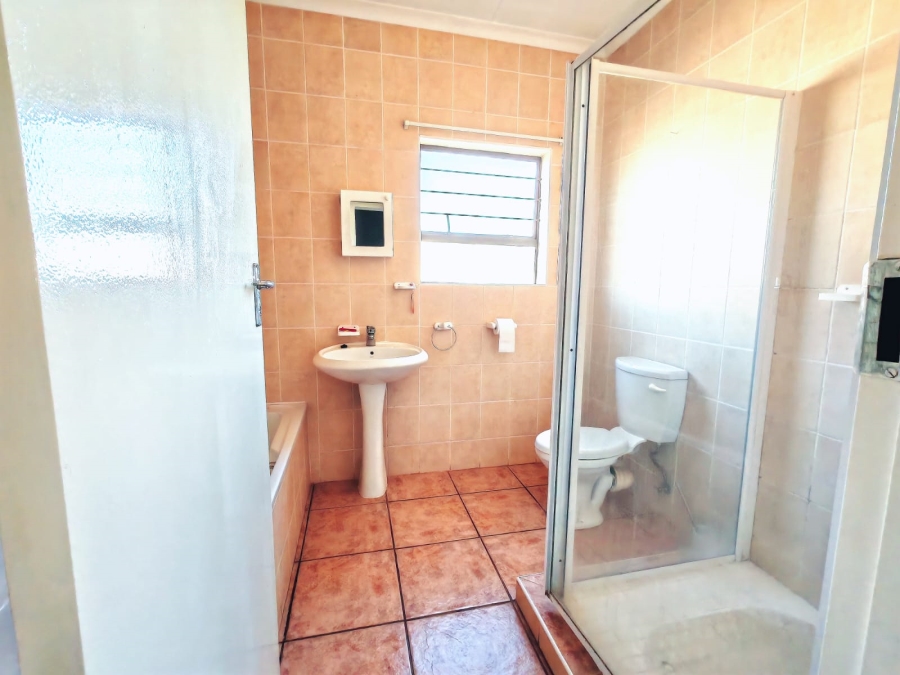 2 Bedroom Property for Sale in Noordheuwel Gauteng