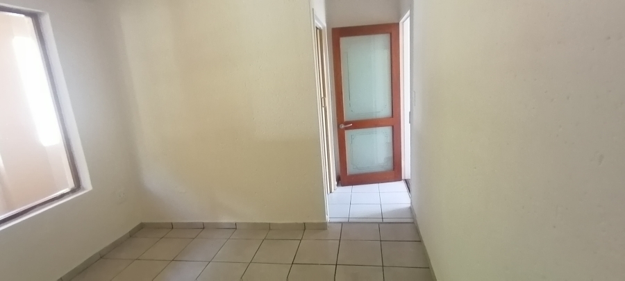 To Let 1 Bedroom Property for Rent in Weltevreden Park Gauteng