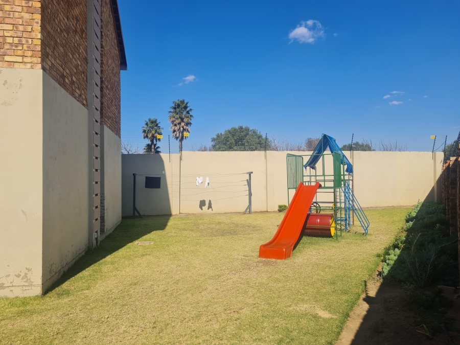 To Let 2 Bedroom Property for Rent in Dunnottar Gauteng