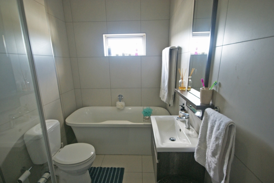 1 Bedroom Property for Sale in Bryanston East Gauteng