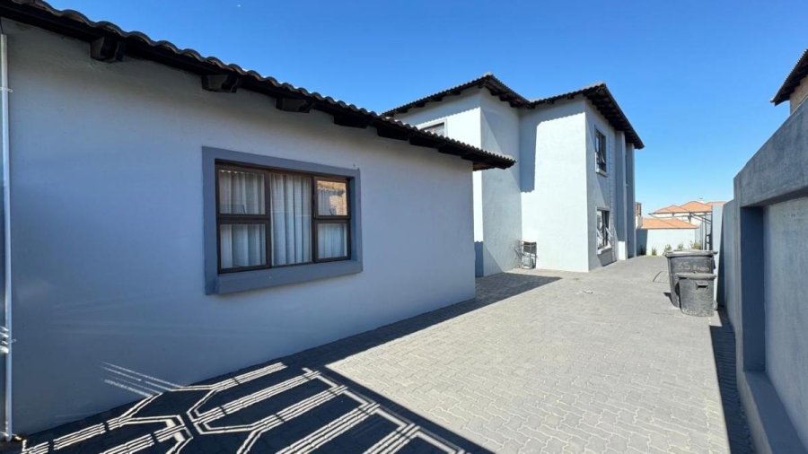 6 Bedroom Property for Sale in Helderwyk Gauteng