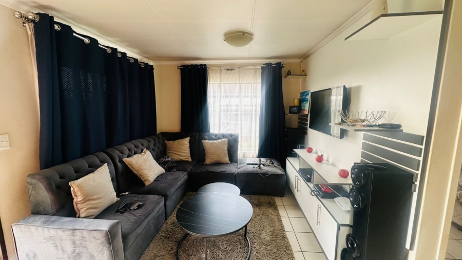 To Let 3 Bedroom Property for Rent in Clayville Gauteng