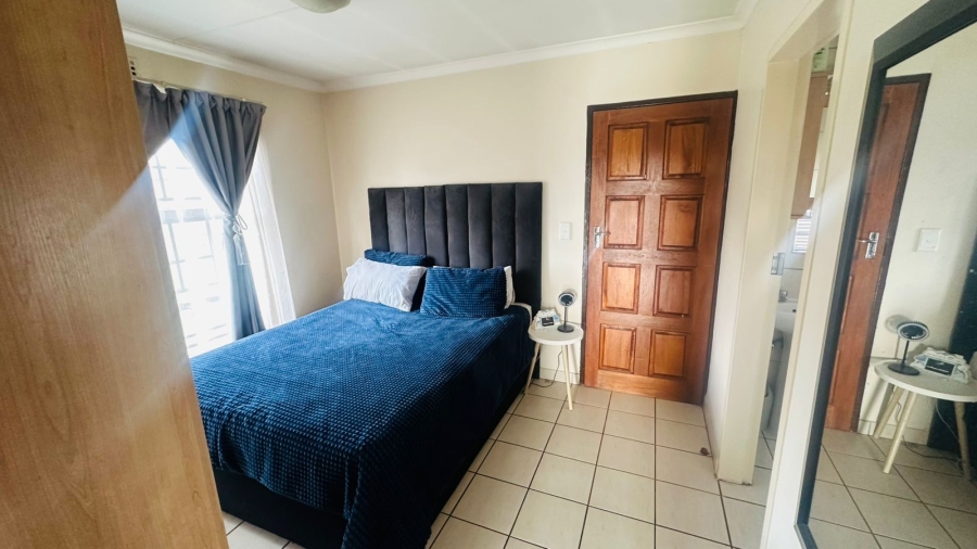 To Let 3 Bedroom Property for Rent in Clayville Gauteng