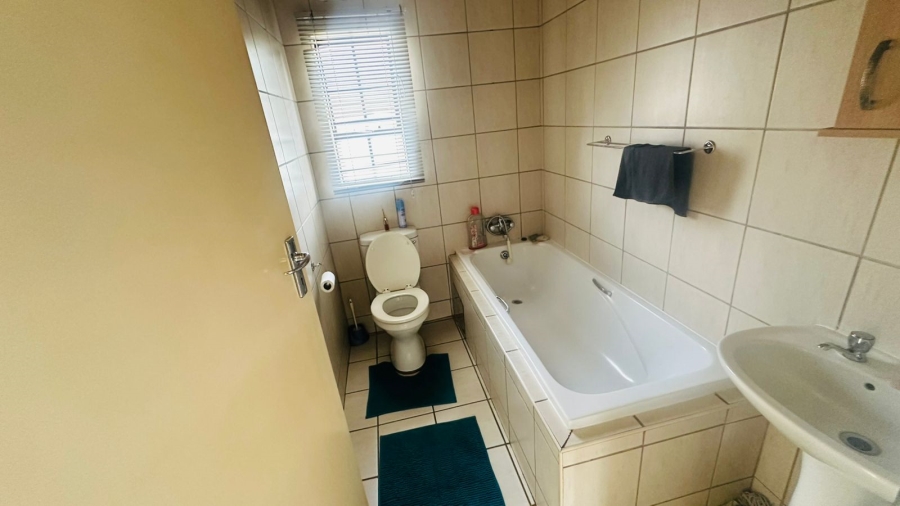 To Let 3 Bedroom Property for Rent in Clayville Gauteng