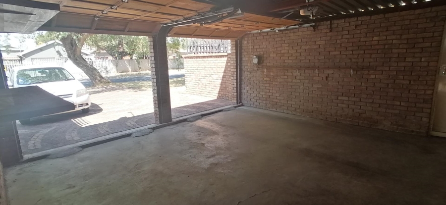 To Let 3 Bedroom Property for Rent in Bardene Gauteng