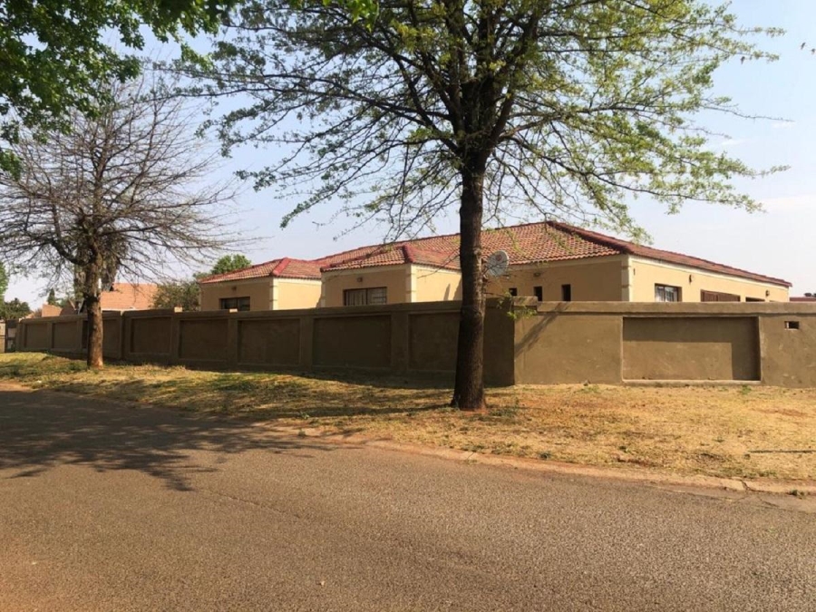 5 Bedroom Property for Sale in Leachville Ext 2 Gauteng