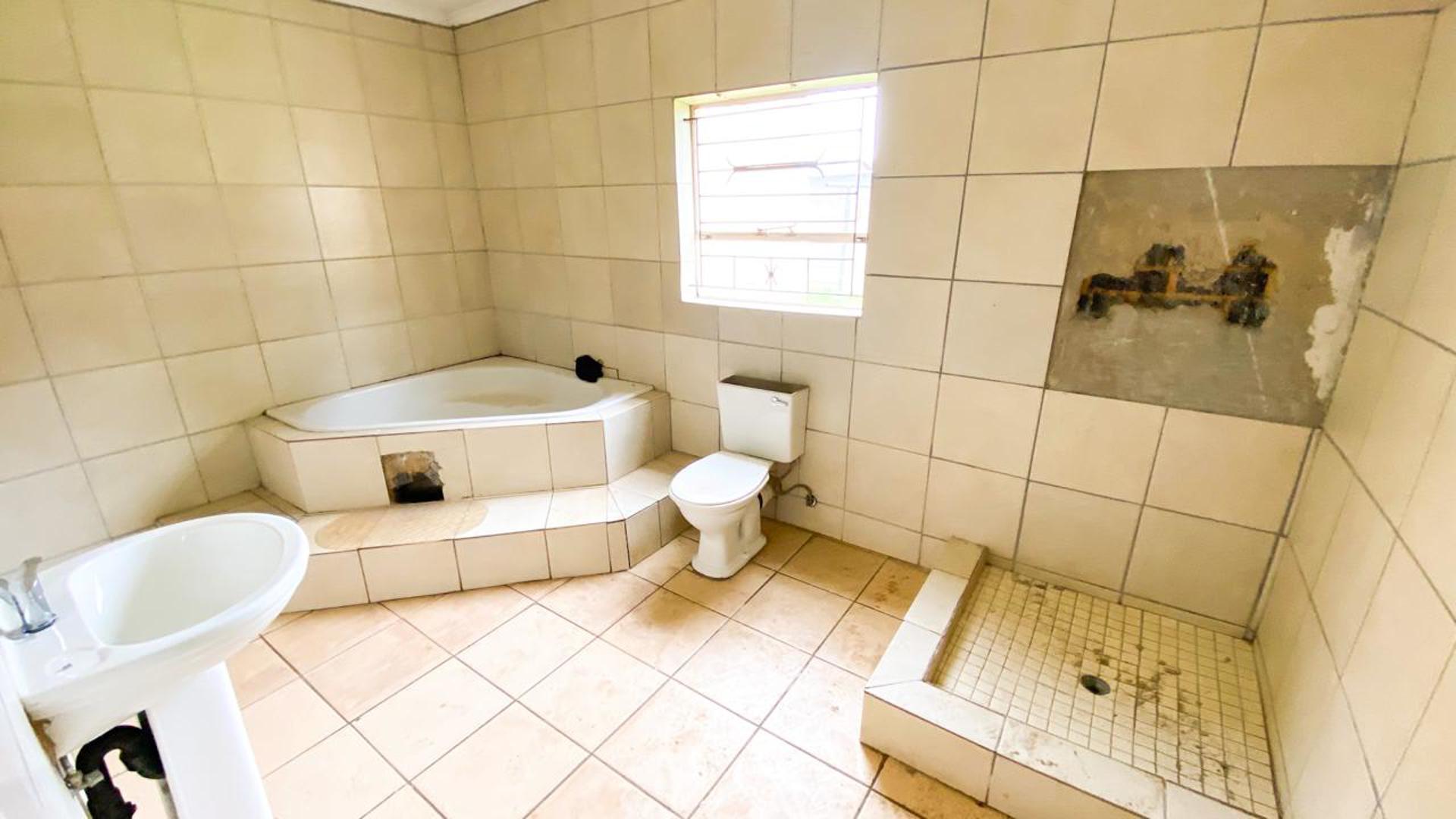 5 Bedroom Property for Sale in Leachville Ext 2 Gauteng