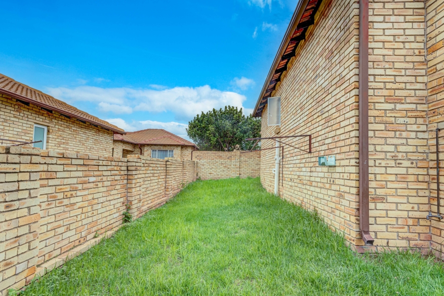 2 Bedroom Property for Sale in Noordwyk Gauteng