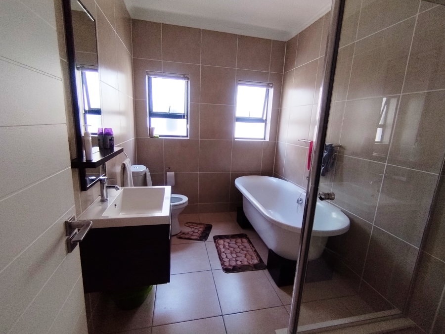 2 Bedroom Property for Sale in Greenstone Crest Gauteng