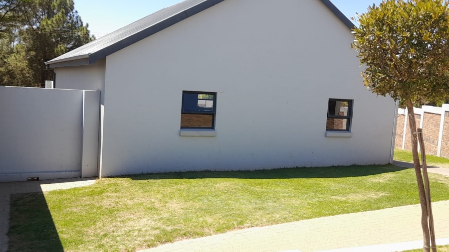 To Let 2 Bedroom Property for Rent in Glen Austin Gauteng