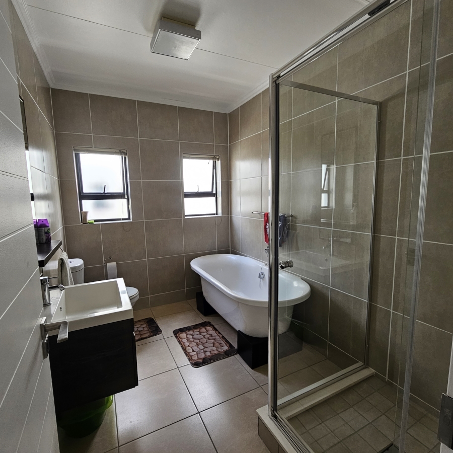 2 Bedroom Property for Sale in Greenstone Crest Gauteng