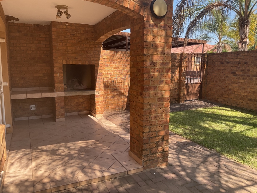 2 Bedroom Property for Sale in Monavoni Gauteng