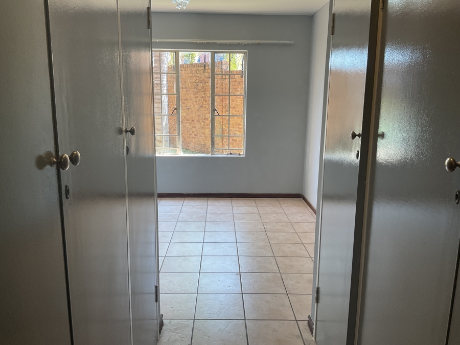 2 Bedroom Property for Sale in Monavoni Gauteng